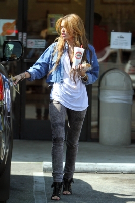 normal_33499_miley_cyrus_at_robeks_juice_in_la_14_122_49l