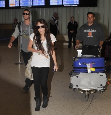 normal_Miley_Cyrus_001 - At Sydney Airport With Liam