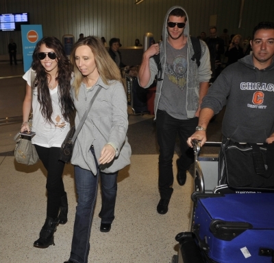 normal_Miley_Cyrus_002 - At Sydney Airport With Liam