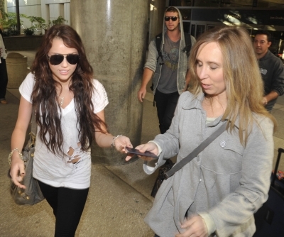 normal_Miley_Cyrus_004 - At Sydney Airport With Liam