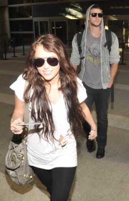 normal_Miley_Cyrus_005 - At Sydney Airport With Liam