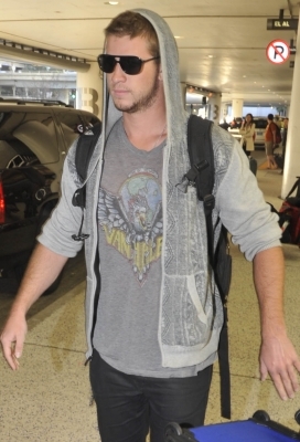 normal_Miley_Cyrus_014 - At Sydney Airport With Liam