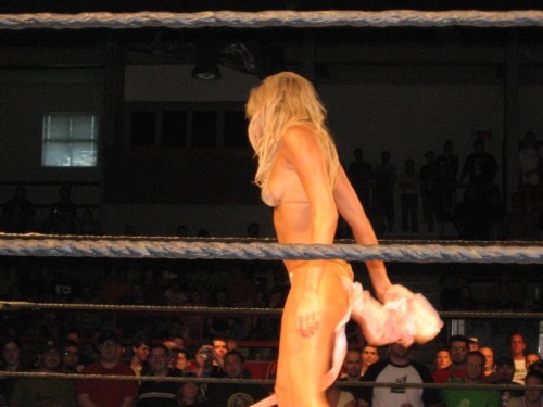 WWE-Kelly-Kelly-Hot-Candid-Pictures-500x375