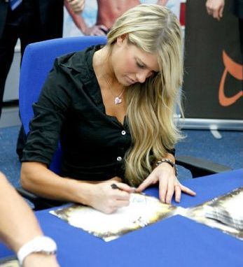Barbie-Blank-Very-Busy-in-Signing-auotgraph