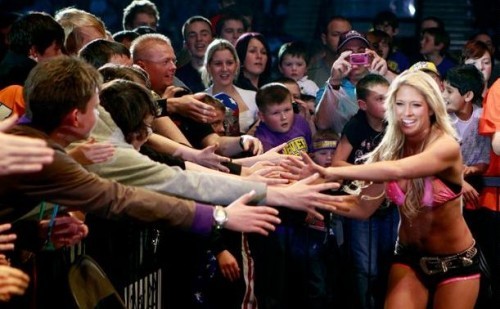 Diva-Kelly-kelly-Cheering-Universe-500x309