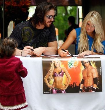 Kelly-Kelly-and-John-Morrison-Looking-very-Busy