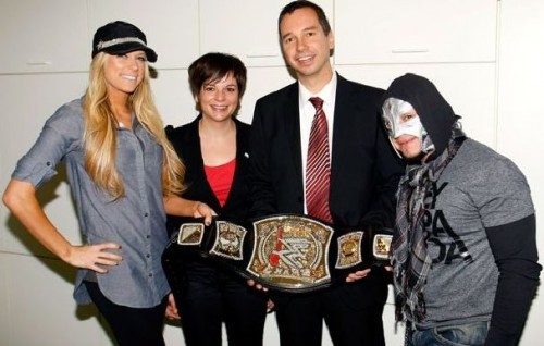 Kelly-kelly-and-remysterio-poses-together-500x318