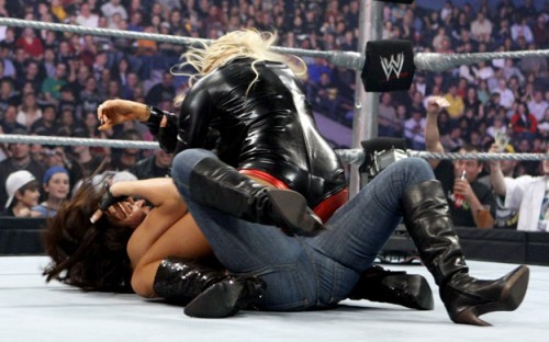 Kelly-Kelly-Having-a-Crack-With-Layla-500x312