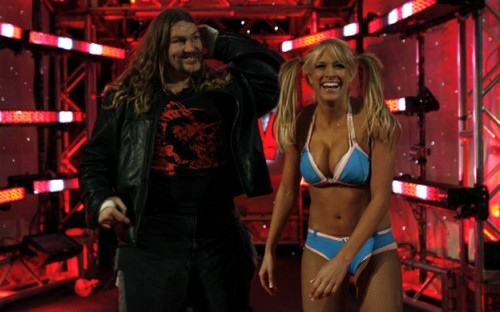 Kelly-Kelly-making-he-way-into-the-ring-500x312