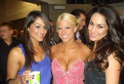Kelly-Kelly-Poses-With-Bella-Twins