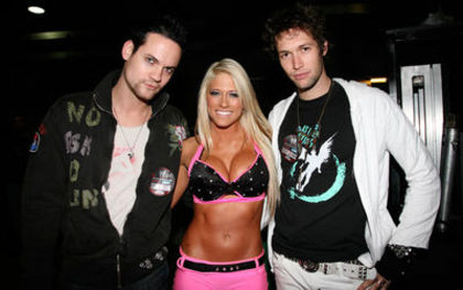 Kelly-Kelly-poses-with-young-Guys-in-Pink