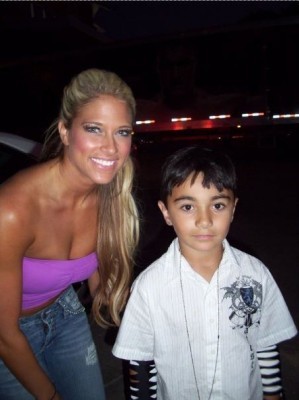 Kelly-Kelly-Poses-With-Young-Kid-Fan-of-Her-299x400