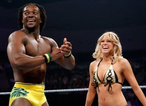 Kelly-Kelly-shares-a-laugh-with-Kofi-Kingston-500x362