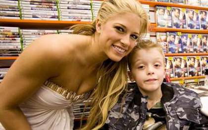Sylish-Kelly-Kelly-Poses-With-Kid-fans