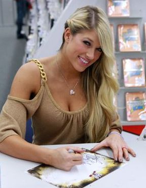 WWE-Diva-Kelly-Kelly-Singing-in-Brussels