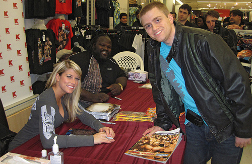 WWE-Kelly-Kelly-Mark-Henry-Signing-Pictures