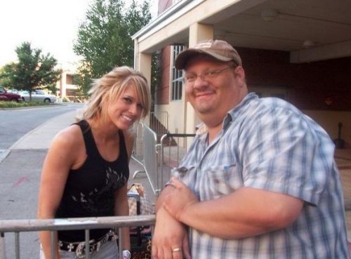 WWE-Kelly-Kelly-Poses-With-Her-Fan-500x369