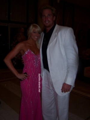WWE-Well-Dressed-Kelly-Kelly-Poses-With-Fan