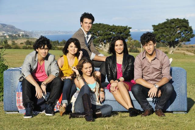 poza mea preferata:X fratii jonas ,selena gomez,miley cyrus,demy lovato :X - Jonas Brothers