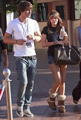 miley-cyrus-justin-gaston-universal-city-01[1] - miley cyrus shi yubitul ei