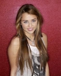 16133637_OGNXRHJII - miley 13