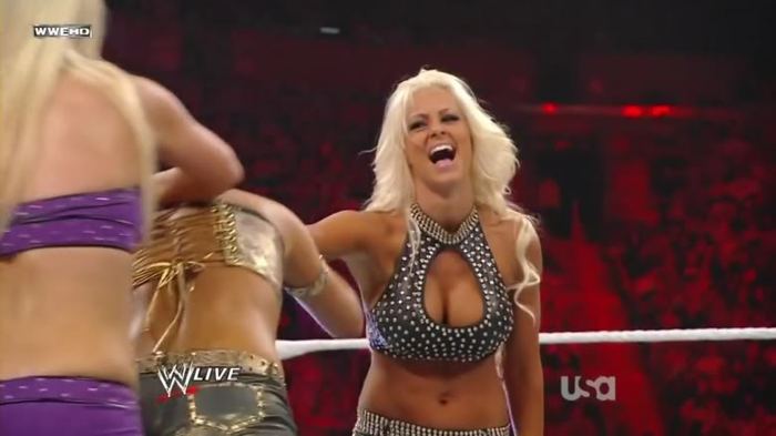 normal_WWE_Raw_06_07_10_Diva_Battle_Royal_720p_AC3_5_1_x264_mkv_000382682 - Meciuri Maryse