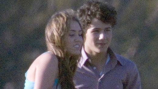 miley-cyrus-nick-jonas-inel[1]