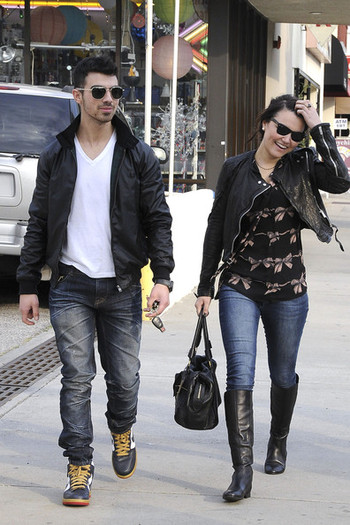 Joe+Jonas+Joe+Nick+Jonas+Samantha+Barks+West+76sPtorKoq3l - Joe and Nick Jonas and Samantha Barks in West Hollywood