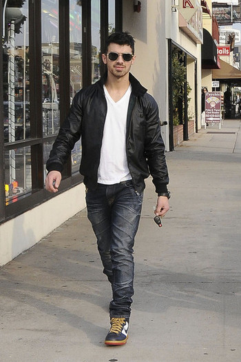 Joe+Jonas+Joe+Nick+Jonas+Samantha+Barks+West+iBShzi8N3r7l - Joe and Nick Jonas and Samantha Barks in West Hollywood