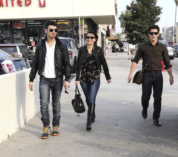 Joe+Jonas+Joe+Nick+Jonas+Samantha+Barks+West+jpkE6YwwFfUl - Joe and Nick Jonas and Samantha Barks in West Hollywood