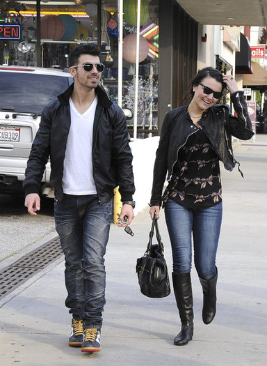 Joe+Jonas+Joe+Nick+Jonas+Samantha+Barks+West+NJtRF11u5Orl - Joe and Nick Jonas and Samantha Barks in West Hollywood