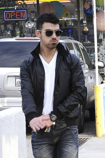 Joe+Jonas+Joe+Nick+Jonas+Samantha+Barks+West+rkR7SsloF7rl - Joe and Nick Jonas and Samantha Barks in West Hollywood