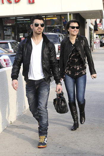 Joe+Jonas+Joe+Nick+Jonas+Samantha+Barks+West+S5D6JdRtghZl - Joe and Nick Jonas and Samantha Barks in West Hollywood