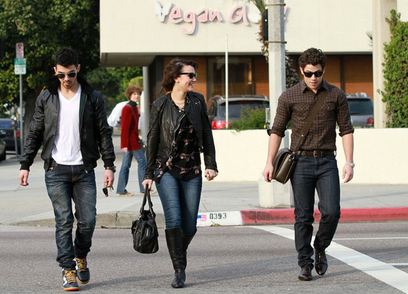 Joe+Jonas+Joe+Nick+Jonas+Lunch+Samantha+Barks+mK9CsjMWGKCl - Joe and Nick Jonas Lunch with Samantha Barks