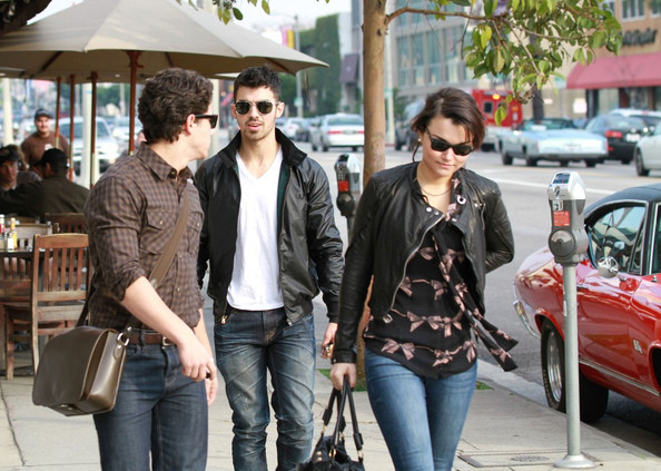 Joe+Jonas+Joe+Nick+Jonas+Lunch+Samantha+Barks+MN8Lx1LROYIl - Joe and Nick Jonas Lunch with Samantha Barks