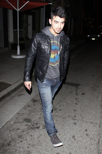 Joe+Jonas+Joe+Jonas+Leaves+Street+Cafe+4os_7mdZ4m_l - Joe Jonas Leaves Street Cafe