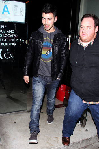 Joe+Jonas+Joe+Jonas+Leaves+Street+Cafe+EWcy3Y-bDHml - Joe Jonas Leaves Street Cafe