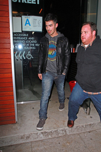 Joe+Jonas+Joe+Jonas+Leaves+Street+Cafe+K8PZ9XkPXaql