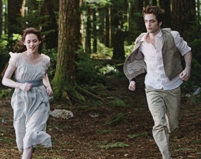 new_moon_edward_bella_running[1] - Twilight