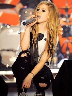 Avril%20Lavigne%20celebrate%20her%2026%20Birthday[1]