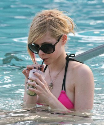 Avril_Lavigne_Bikini_picture_02[1]