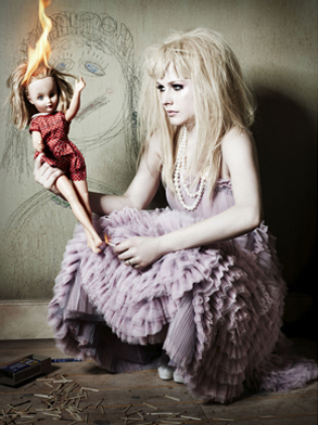 gallery_main-avrillavigne-dolls-prestige-magazine-4[1] - avril lavigne-sk8er boy