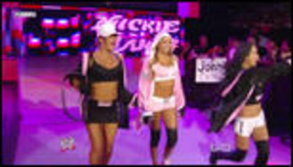 2045080_image010 - 6 Divas Mayweather Melee Match