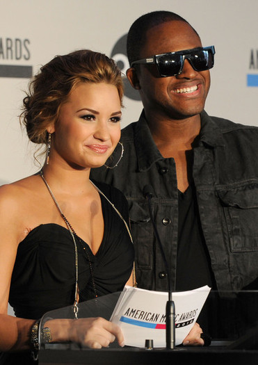 Demi+Lovato+2010+American+Music+Awards+Nominations+zfDIla6nHrJl