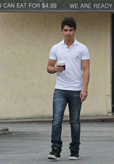 Joe+and+Nick+s+double+lunch+kd1zevezL-ll - Joe and Nick Jonas at Bob s Big Boy