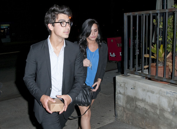 Joe+Demi+double+date+Nick+Nicole+03VwqdNUOw6l - Joe Jonas and Demi Lovato at Farfella Restaurant