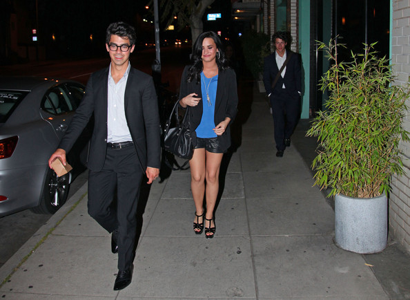 Joe+Demi+double+date+Nick+Nicole+nCxqjtcii9Ol - Joe Jonas and Demi Lovato at Farfella Restaurant