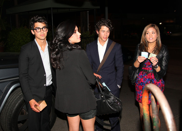 Joe+Demi+double+date+Nick+Nicole+ShuGYPDob2Ml - Joe Jonas and Demi Lovato at Farfella Restaurant