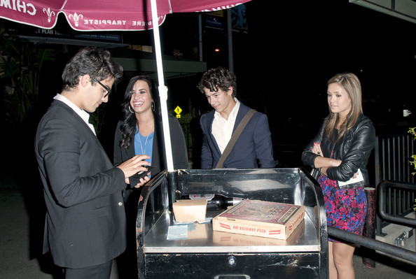 Joe+Demi+double+date+Nick+Nicole+WmEbTqdwyZQl - Joe Jonas and Demi Lovato at Farfella Restaurant