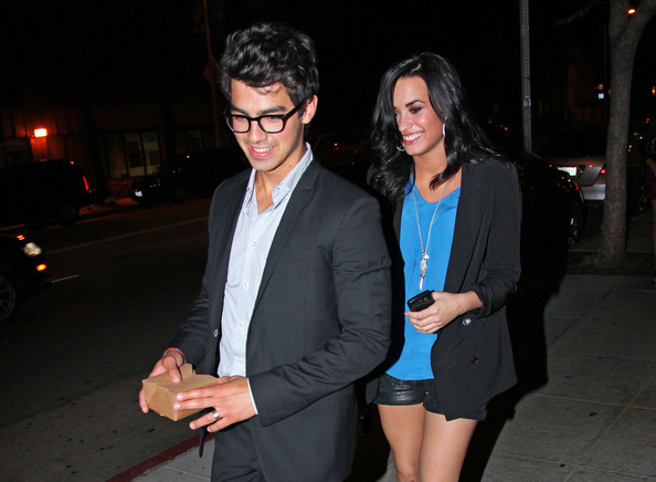 Joe+Demi+double+date+Nick+Nicole+Zqr4d1N1kS0l - Joe Jonas and Demi Lovato at Farfella Restaurant